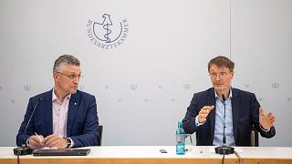 لوتار فيلر رئيس معهد روبرت كوخ الألماني للأمراض المعدية (يسار)، ووزير الصحة الألماني كارل لوترباخ، يتحدثان في مؤتمر صحفي حول جدري القرودك، برلين، ألمانيا، 24 مايو 2022