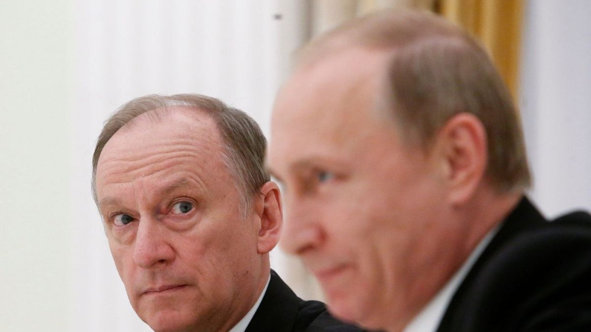 نیکلای پاتروشف، دبیر شورای امنیت ملی روسیه (سمت راست) یکی از قابل اعتمادترین مشاوران ولادیمیر پوتین است
