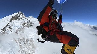 Bergsteiger und Gleitschirmflieger Pierre Carter hat mit offizieller Erlaubnis der Behörden vom Mount Everest abgehoben, 24.05.2022
