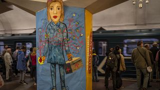 Ápolónőt ábrázoló alkotással tisztelegnek Ukrajna védői előtt egy harkivi metrómegállóban.