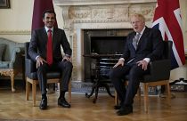 رئيس الوزراء البريطاني بوريس جونسون وأمير قطر الشيخ تميم بن حمد آل ثاني خلال اجتماعهما في داونينغ ستريت في لندن في 24 مايو 2022.