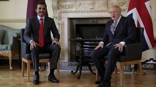 رئيس الوزراء البريطاني بوريس جونسون وأمير قطر الشيخ تميم بن حمد آل ثاني خلال اجتماعهما في داونينغ ستريت في لندن في 24 مايو 2022.