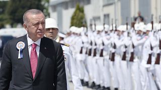 الرئيس التركي رجب طيب أردوغان يتفقد حرس الشرف العسكري خلال حفل بمناسبة رسو غواصة في كوجالي، تركيا، الاثنين 23 مايو 2022
