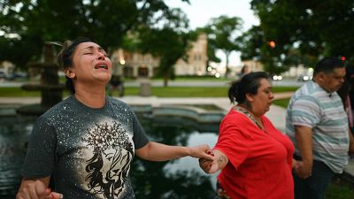 أهالي الضحايا يصلون لأرواح أطفالهم الذين قتلوا في مدرسة روب الابتدائية في بلدة يوفالدي في ولاية تكساس.