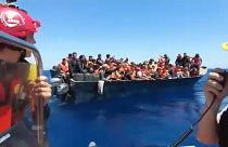 Migrantes resgatados do Mediterrâneo.