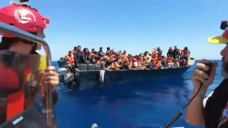 Migrantes resgatados do Mediterrâneo.