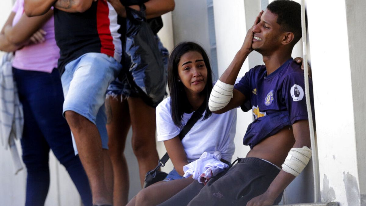 Trauernde Angehörige von Opfern versammelten sich vor einer Klinik in Rio