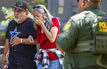 Une femme pleure en quittant le Uvalde Civic Center, mardi 24 mai 2022, à Uvalde (Texas).