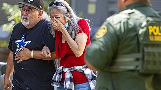 Une femme pleure en quittant le Uvalde Civic Center, mardi 24 mai 2022, à Uvalde (Texas).
