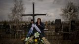 غالينا بوندار، وهي امرأة أوكرانية، تبكي ابنها أولكساندر الذي قتل عن عمر ناهز 32 عاماً خلال الحرب 