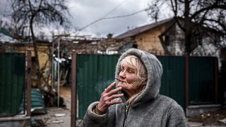مسنة أوكرانية (75 عاما) تدخن سيجارتها أمام منزلها المتضرر من القصف على مدينة إربين شمال غرب العاصمة كييف