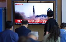 Ecran de télé dans une gare à Séoul (Corée du Sud), avec des images relatives au lancement d'un missile nord-coréen - photo du 25/05/2022