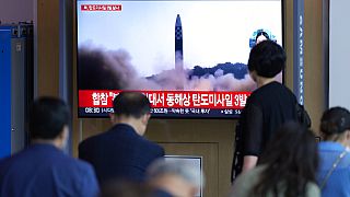 Ecran de télé dans une gare à Séoul (Corée du Sud), avec des images relatives au lancement d'un missile nord-coréen - photo du 25/05/2022