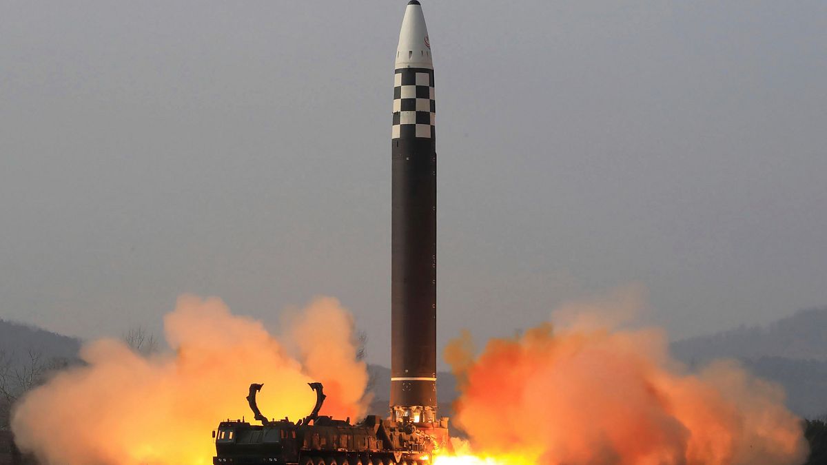 خلال اختبار صاروخ كوري شمالي عابر للقارات (أرشيف) 