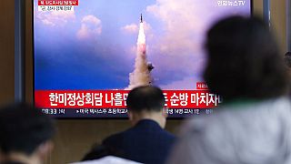 Észak-koreai rakétatesztet nézik egy televíziós híradásban Dél-Koreában