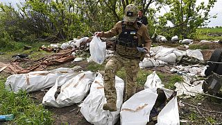 Orosz katonák holttesteinek összegyűjtése Harkivnál
