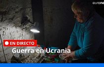 Una mujer ucraniana lava los platos en el sótano de un edificio utilizado como refugio antibombas en Soledar, región de Donetsk, Ucrania, el martes 24 de mayo de 2022.