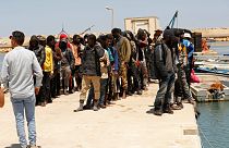 مهاجرون اعتقلوا بعد اعتراضهم في البحر الأبيض المتوسط ​​من قبل خفر السواحل الليبي، الاثنين 23 مايو 2022
