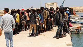 مهاجرون اعتقلوا بعد اعتراضهم في البحر الأبيض المتوسط ​​من قبل خفر السواحل الليبي، الاثنين 23 مايو 2022