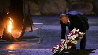 وزير الخارجية التركي واضعاً إكليلاً من الزهور على نصب "الشعلة الخالدة" تكريماً لذكرى 6 ملايين يهودي قضوا خلال الحرب العالمية الثانية