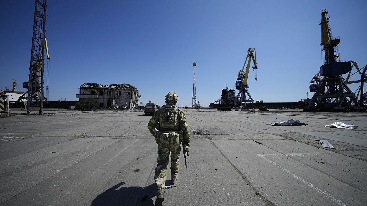 Orosz katona Mariupol kikötőjében