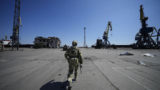 Orosz katona Mariupol kikötőjében
