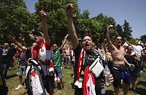 Lelkes Feyenoord-szurkolók hangolnak a szerda esti mérkőzésre Tiranában.