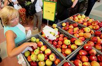 Eine Frau kauft Äpfel in einem Warschauer Supermarkt - Archivbild