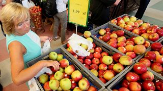 Eine Frau kauft Äpfel in einem Warschauer Supermarkt - Archivbild