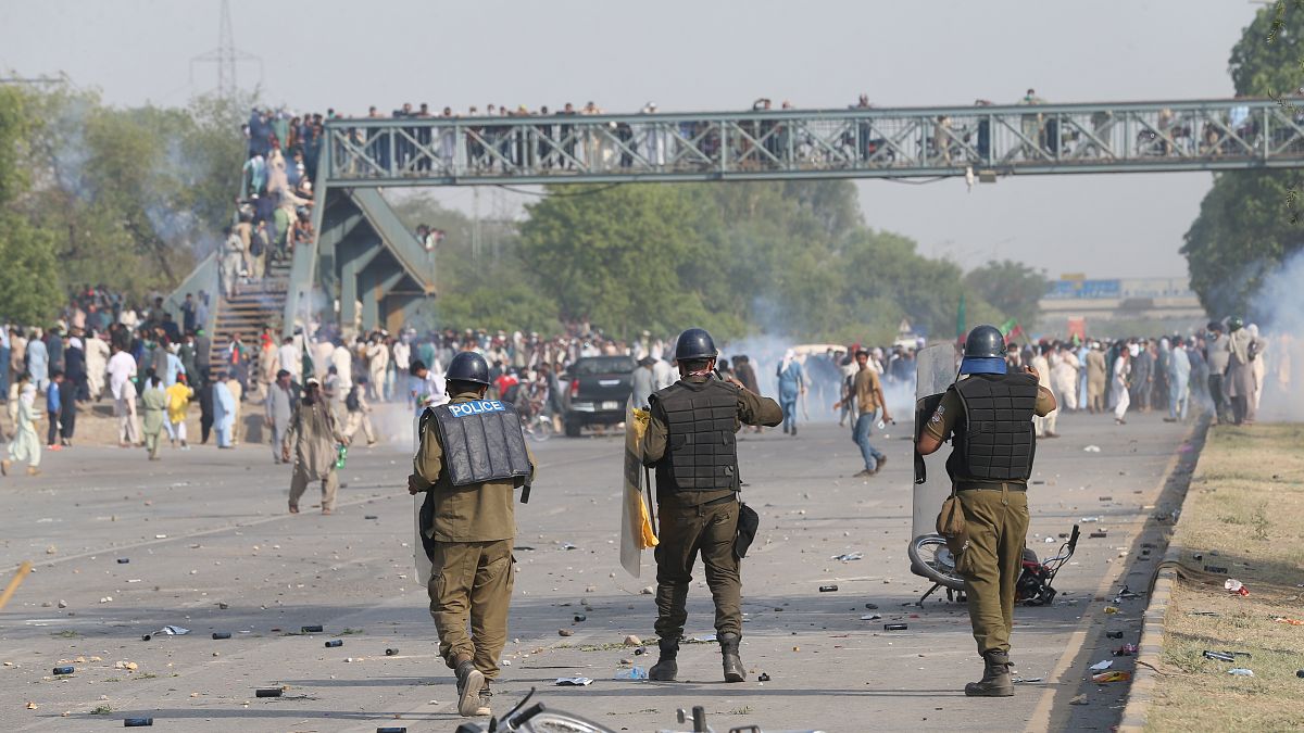 Pakistan'da eski Başbakan Han destekçilerine polis müdahalesi