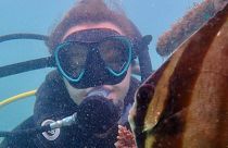La biologiste marine Rosalie Bailie a passé les 6 derniers mois à travailler avec REEFolution au Kenya pour restaurer les récifs coralliens.