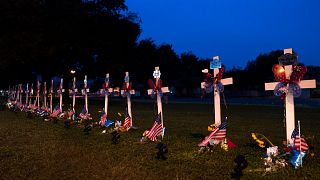 21 croix dressées, le 1er juin, sur la Main Street d'Uvalde, au Texas, pour honorer les victimes de la tuerie qui s'est produite dans une école primaire de cette localité