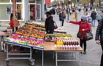 Piacon vásárló emberek Berlinben - egyre több a szennyezett gyümölcs