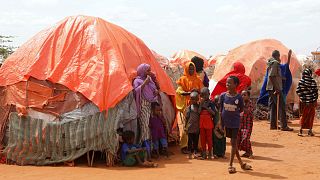 أطفال ونساء في مخيم كاكساري للنازحين في الصومال في صورة التقطت يوم الثلاثاء.