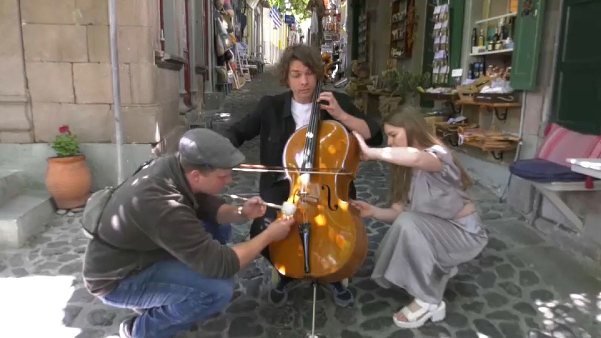 Begeistert dabei: Drei talentierte Musiker:innen teilen ihre Klassikleidenschaft mit Kindern auf Lesbos. 