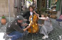 Begeistert dabei: Drei talentierte Musiker:innen teilen ihre Klassikleidenschaft mit Kindern auf Lesbos.