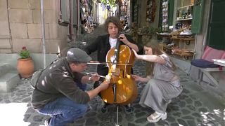Begeistert dabei: Drei talentierte Musiker:innen teilen ihre Klassikleidenschaft mit Kindern auf Lesbos.