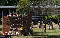 Цветы у входа в начальную школу Робб в Ювалде, штат Техас