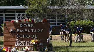 Цветы у входа в начальную школу Робб в Ювалде, штат Техас