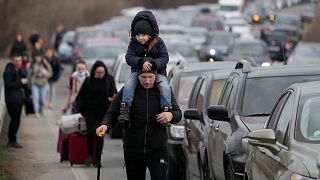 Des réfugiés ukrainiens qui traversent la frontière entre l'Ukraine et la Moldavie, 26 février 2022.