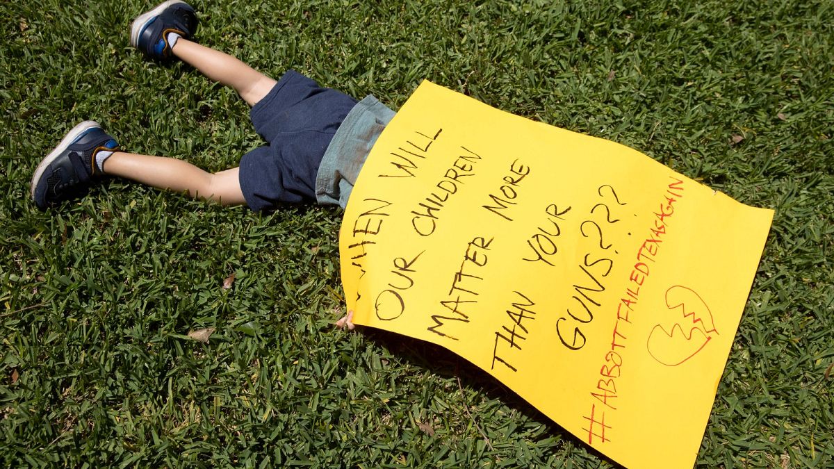 Remy Ragsdale adındaki 3 yaşındaki çocuk, üzerinde "Çocuklarımız ne zaman sizin silahlarınızdan daha önemli olacak?" yazılı afişle saldırıyı protesto edenlere destek verdi