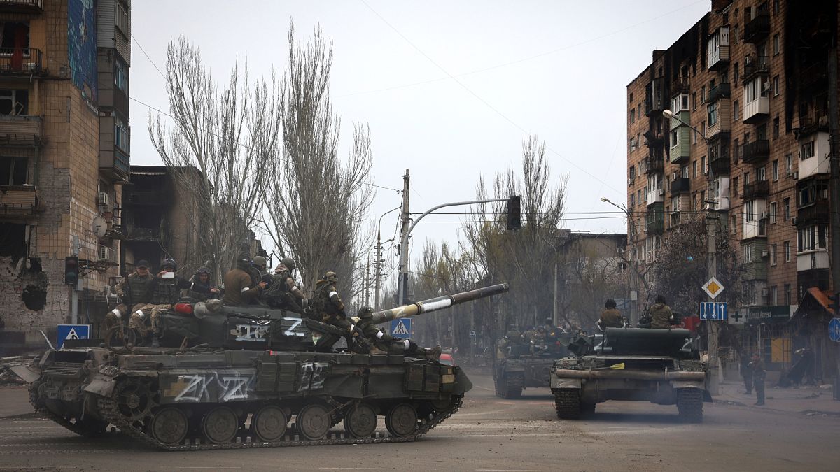 دبابات روسية في ماريوبول التي تخضع للسيطرة الروسية حالياً 