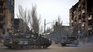 دبابات روسية في ماريوبول التي تخضع للسيطرة الروسية حالياً