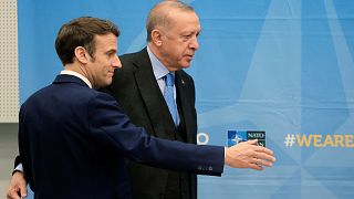 الرئيسان التركي رجب طيب إردوغان والفرنسي إيمانويل ماكرون خلال قمة للناتو في آذار/مارس 2022