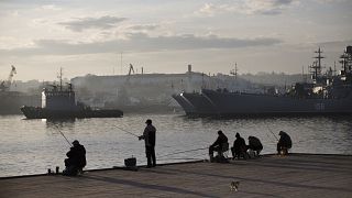 Рыбаки в порту Севастополя. Октябрь 2014 года