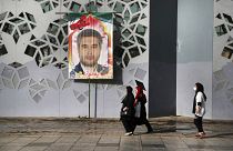 صورة للعقيد بالحرس الثوري الإيراني حسن صياد خدائي الذي قُتل يوم الأحد، قبل مراسم جنازته في طهران، الثلاثاء 24 مايو 2022