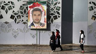صورة للعقيد بالحرس الثوري الإيراني حسن صياد خدائي الذي قُتل يوم الأحد، قبل مراسم جنازته في طهران، الثلاثاء 24 مايو 2022