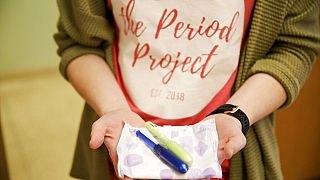 ILLUSZTRÁCIÓ: Egy aktivista intimhigiéniás termékeket tart kezében a Purdue Egyetem Stewart Központjában - West Lafayette, Indiana, 2020. február 6.