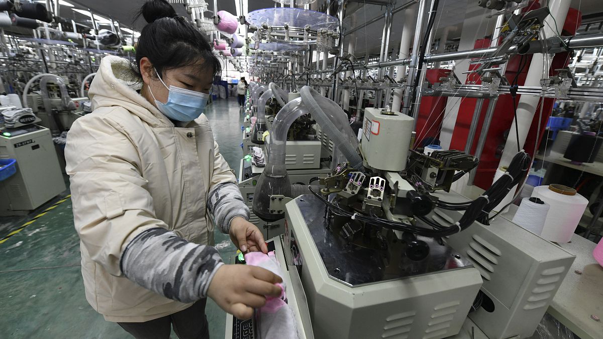 عاملة تحيك الملابس في مصنع بمحافظة فونان في مقاطعة آنهوي، الصين.