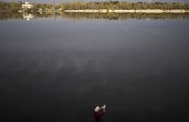 Egy halász a Dnyipro folyón az ukrajnai Kijevben 2022. április 25-én, hétfőn.